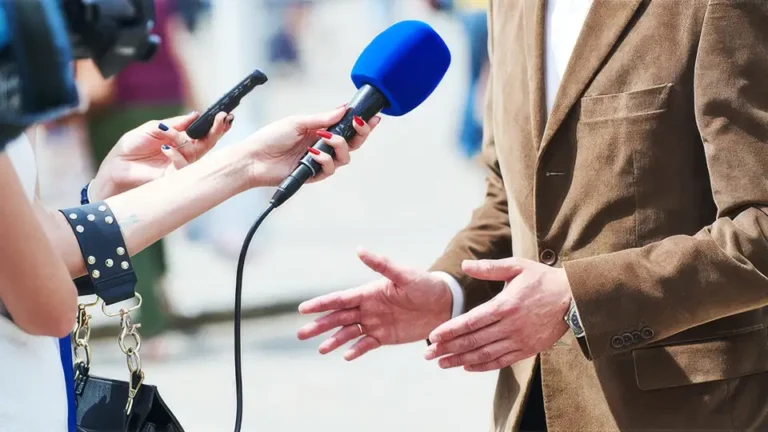 O dia em que seu nome vira fonte: sinais de que sua marca está pronta para a mídia